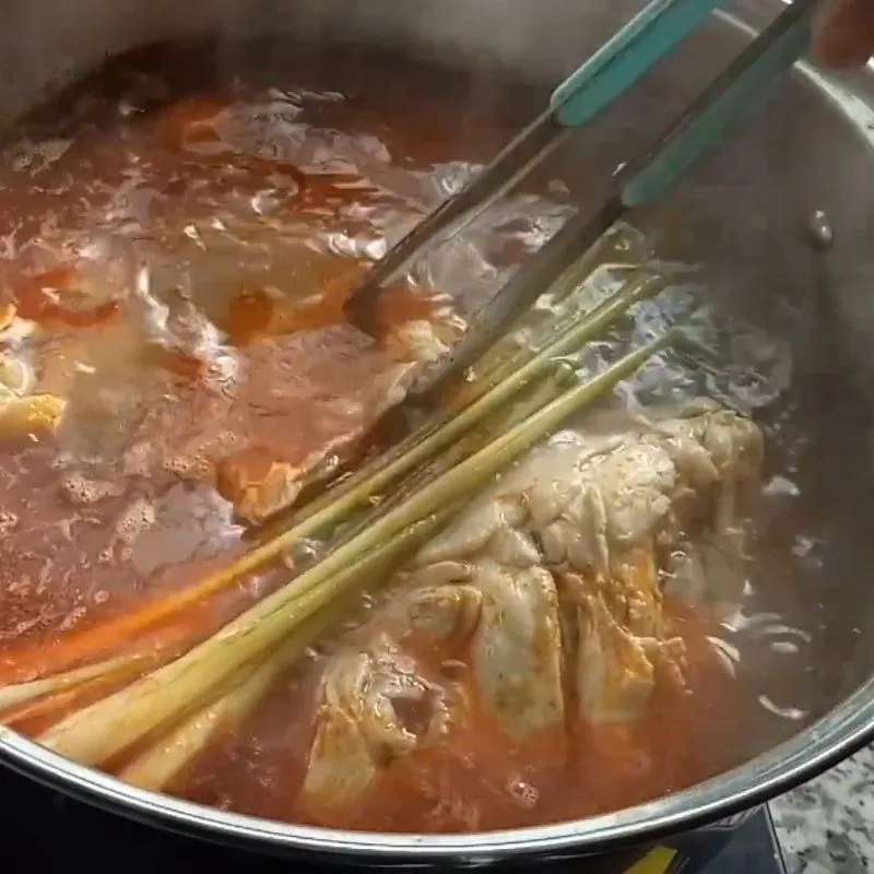 Bước 2 Hầm xương và thịt với gói gia vị nấu bún bò Nấu bún bò bằng gói gia vị