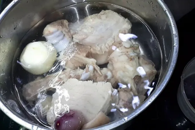 Hầm xương lấy nước trong