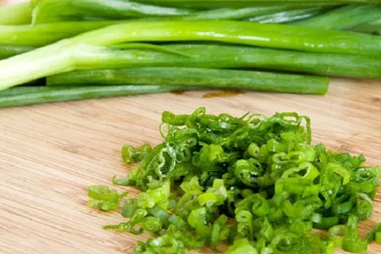 Hành lá được băm nhỏ để gia tăng hương thơm đặc trưng cho món ăn