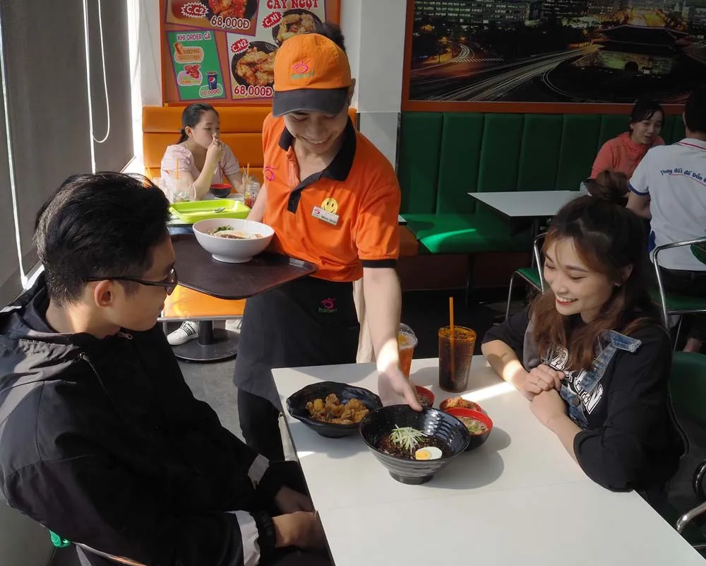 Hanuri Korean Fast Food - Không gian hiện đại với bàn ghế kiểu Hàn