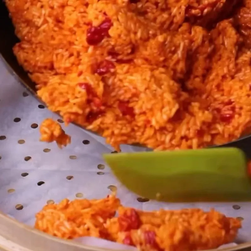 Đồ xôi lần 1 trong cách nấu xôi gấc với nước cốt dừa