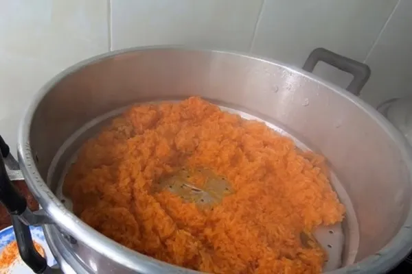 Hấp chín xôi gấc với nước cốt dừa