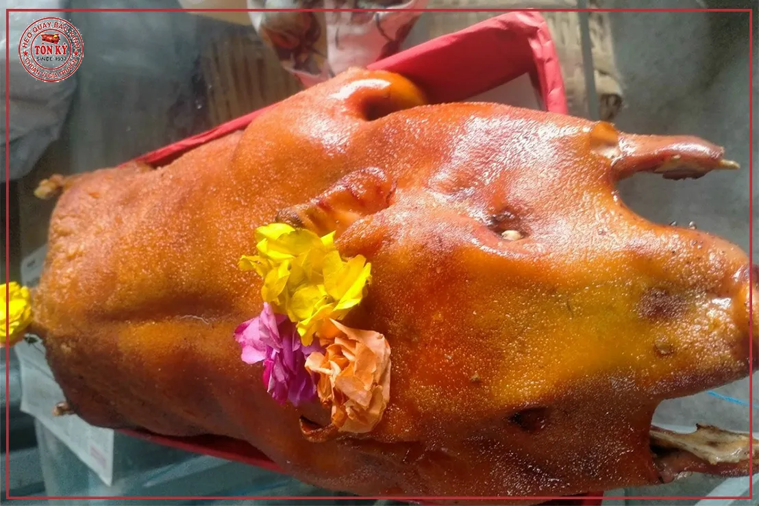 Độ giòn và độ xốp của lớp da heo quay luôn được kiểm soát chặt chẽ trong quá trình nướng