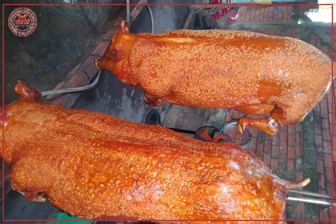 Thành phẩm heo quay nguyên con từ 30kg đến 40kg có màu vàng đồng bắt mắt tại lò Tôn Ký