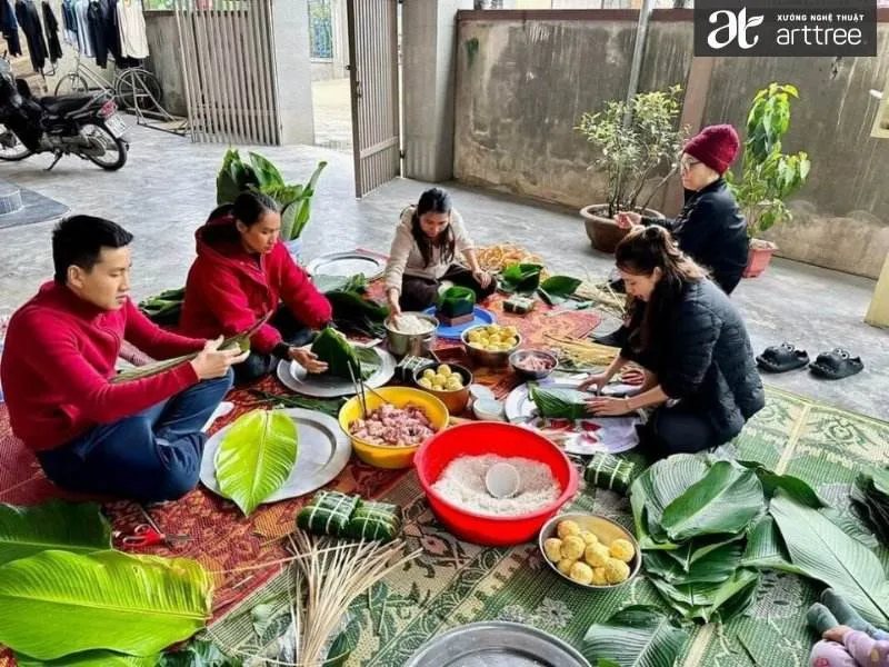 Hình ảnh gói bánh chưng ngày tết (Nguồn tham khảo)