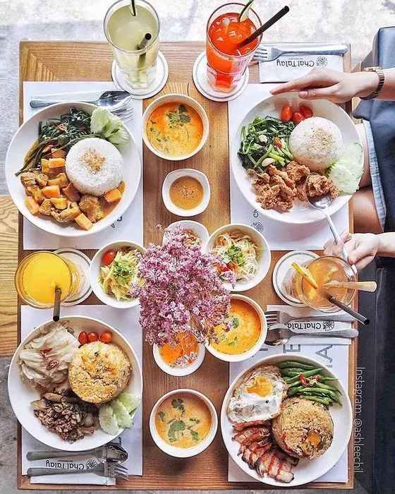 Hình ảnh tập trung vào chi tiết món ăn được chế biến theo phong cách Thái, nhấn mạnh sự tinh tế