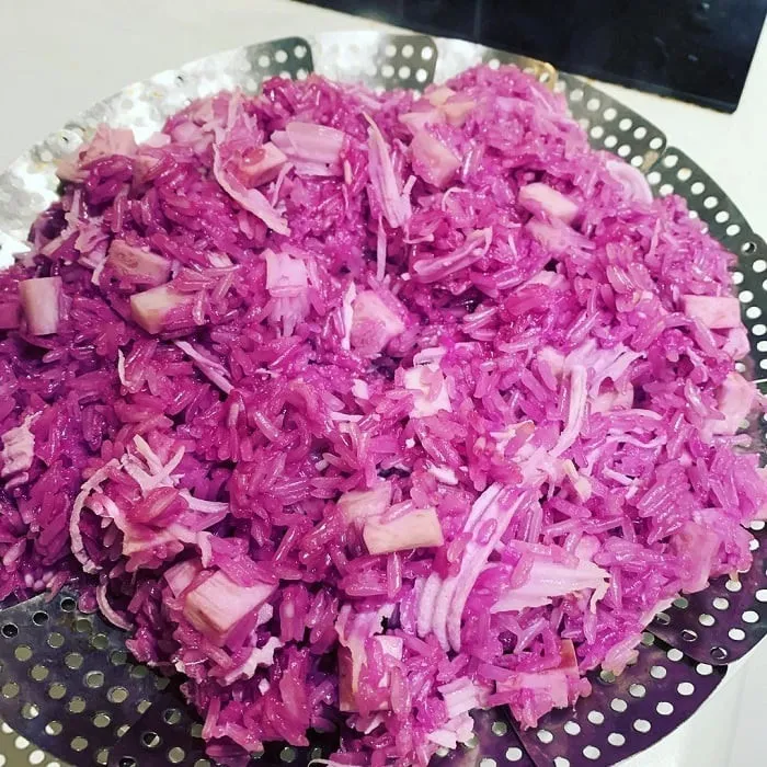 Hình ảnh xôi lá cẩm được nấu bằng nồi cơm điện