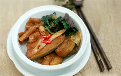 Chuối chát kho chay kiểu miền Tây là một trong các món chay ngon dễ làm, mang hương vị độc đáo.