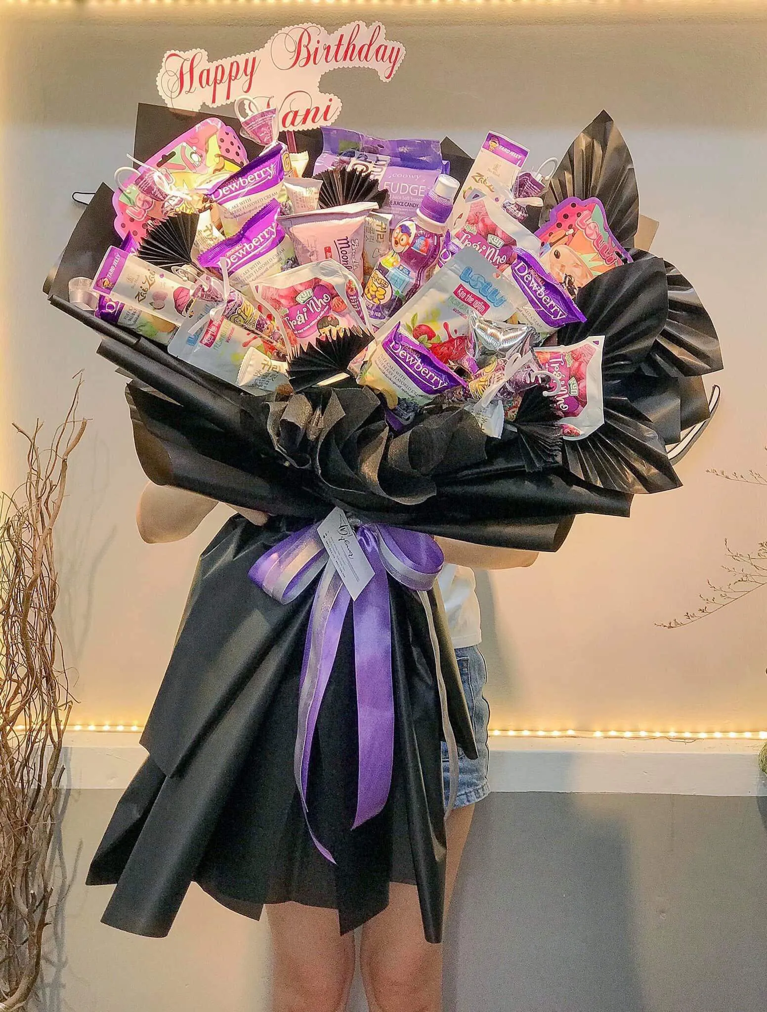 Mẫu bó hoa bánh kẹo tone tím sang trọng