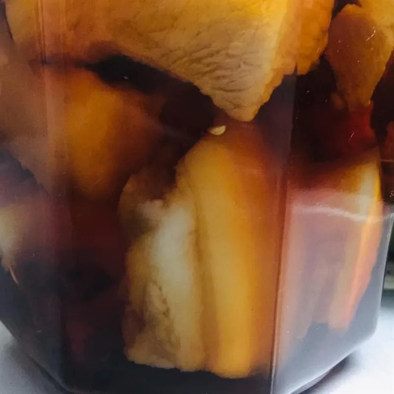 Đổ nước mắm ngập thịt là yếu tố then chốt quyết định thịt heo ngâm mắm để được bao lâu