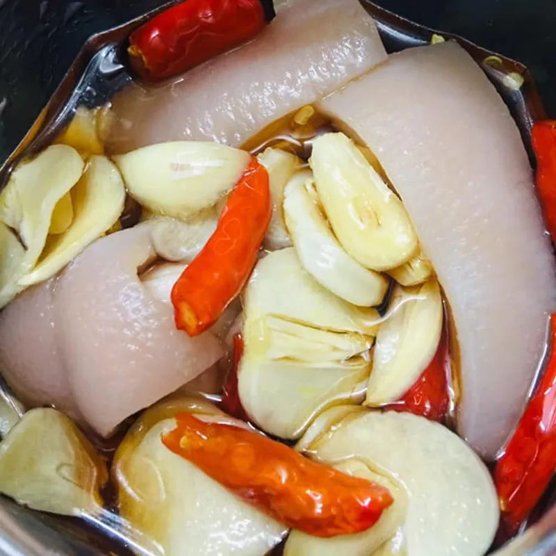 Sắp xếp thịt heo vào hũ thủy tinh đã được tiệt trùng sạch sẽ để đảm bảo an toàn