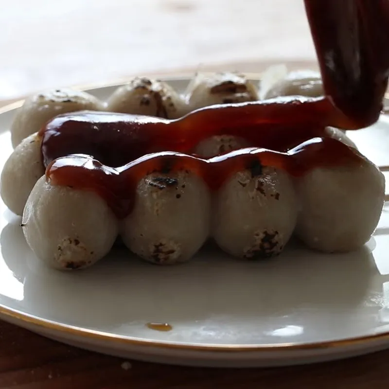 Bánh gạo nướng Nhật Bản rưới sốt tương ngọt hoàn thiện cực kỳ đẹp mắt