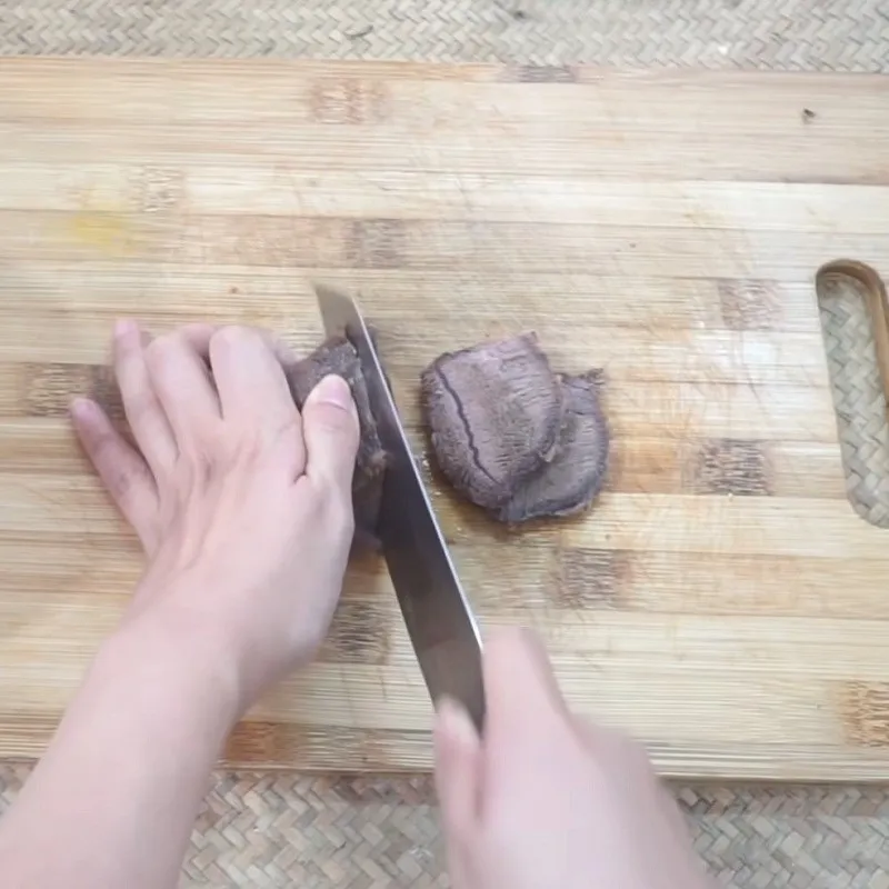 Sắp xếp thịt bò lên đĩa