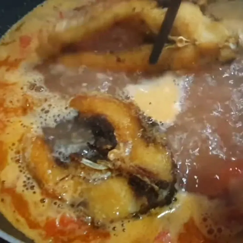 Hoàn thiện món canh chua Cá chép giòn nấu canh chua