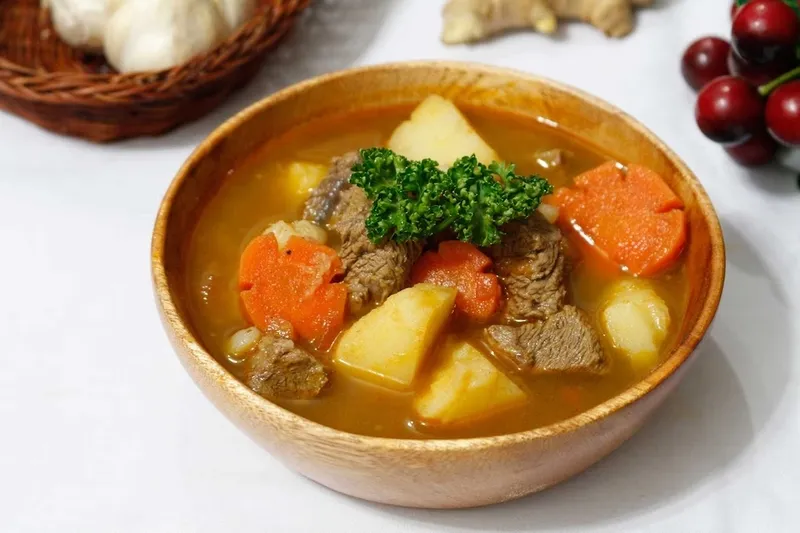 Thịt bò hầm rau củ mềm, dễ ăn cho người bị ho