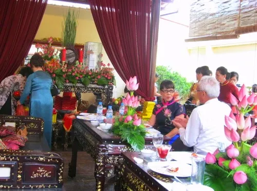 Hoa sen trên bàn tiếp khách