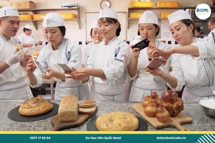 Học viên thực hành tại bếp chuyên nghiệp Le Cordon Bleu Seoul