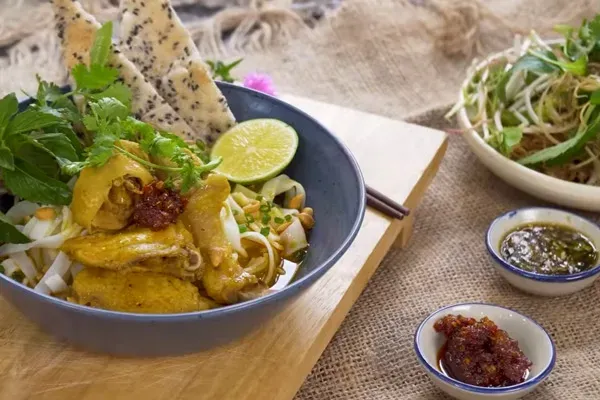 Học cách nấu mì quảng gà ngon chuẩn vị