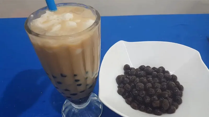 Trà sữa hoàn thành với trân châu