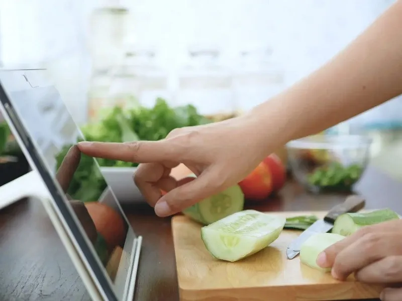 Đọc kỹ công thức nấu ăn trước khi thực hành