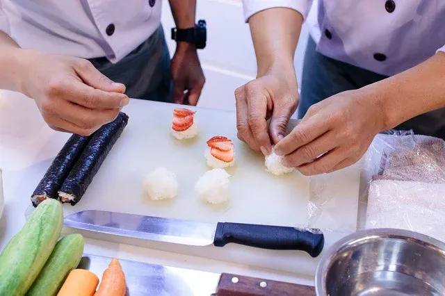 Học viên thực hành trong bếp hiện đại với tỷ lệ 90% thực hành