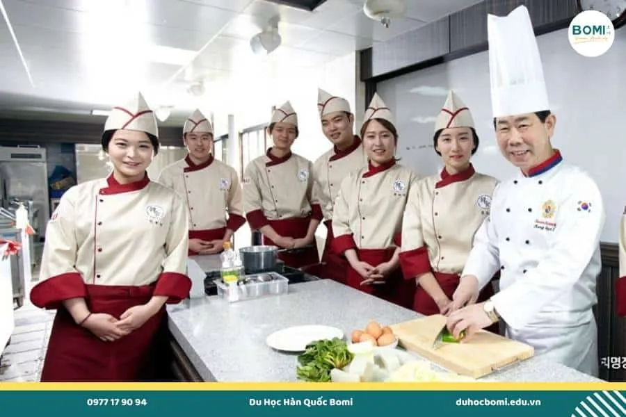 Sinh viên thực hành món ăn fusion tại phòng bếp hiện đại Đại học Jeonju