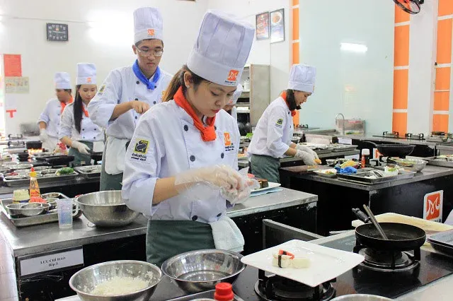 Học viên thực hành trong lớp học với tỷ lệ thực hành cao