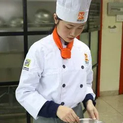 Học viên Trương Quỳnh Như thực hành