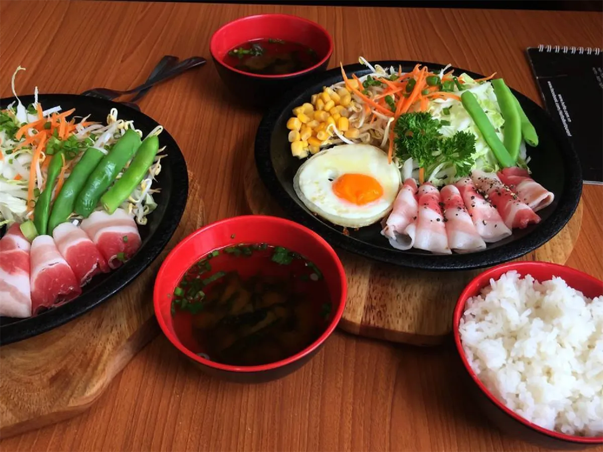 Món thịt bò trên đĩa nóng tại Hotto