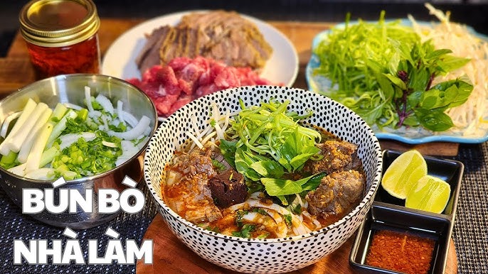 Hướng Dẫn Chi Tiết Cách Nấu Bún Giò Heo Huế Chuẩn Vị Tại Nhà