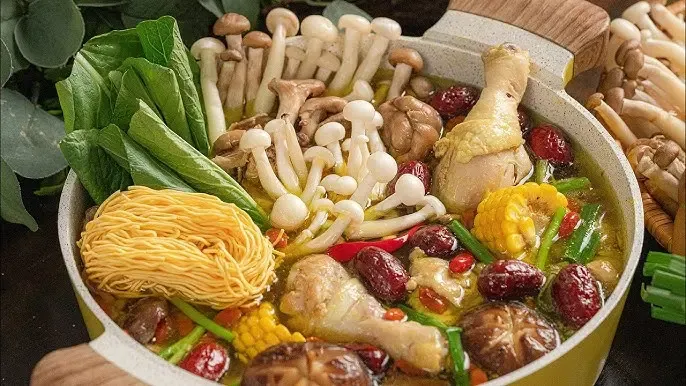 Quá trình hầm xương để lấy nước ngọt cho lẩu