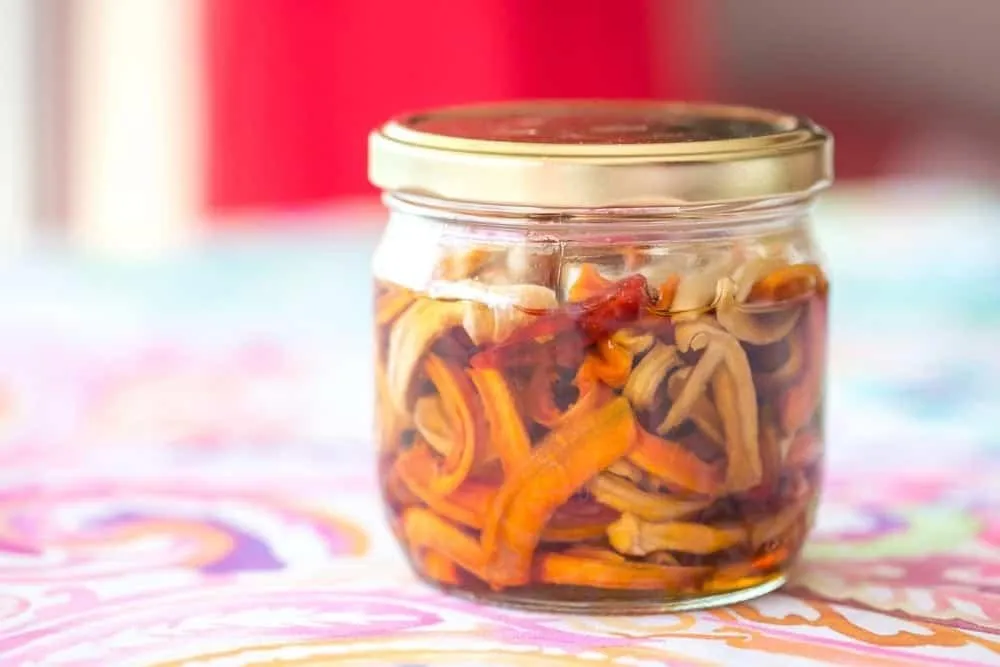 Hũ dưa món đã ngâm nước mắm hoàn chỉnh