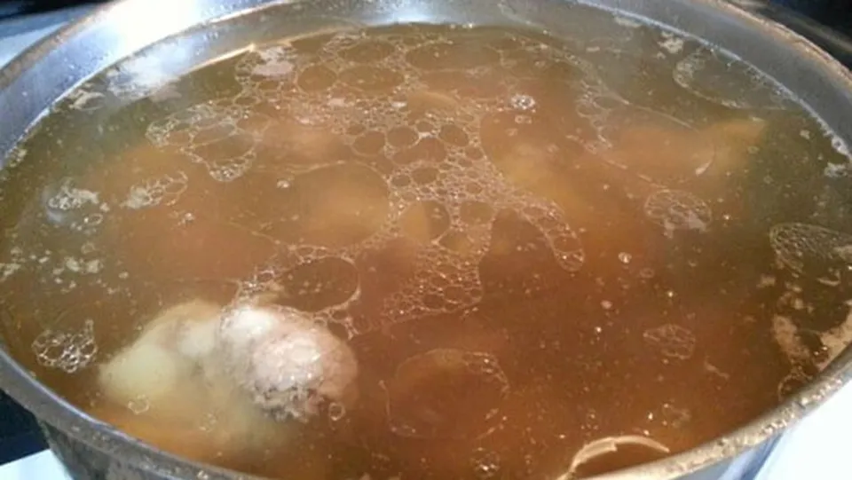 Quá trình nấu nước dùng hủ tiếu gõ