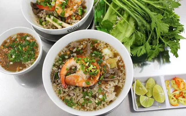 Hủ tiếu Nam Vang Thành Đạt với tô hủ tiếu đầy ắp