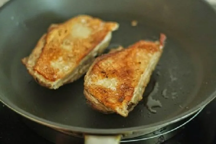 Thịt vịt đã được áp chảo săn lại và chuyển màu vàng nâu đẹp mắt