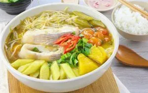 Hoàn thiện món canh chua cá miền Tây
