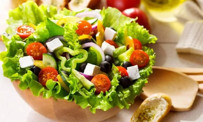 Hướng dẫn các bước thực hiện làm salad rau trộn thập cẩm bổ dưỡng