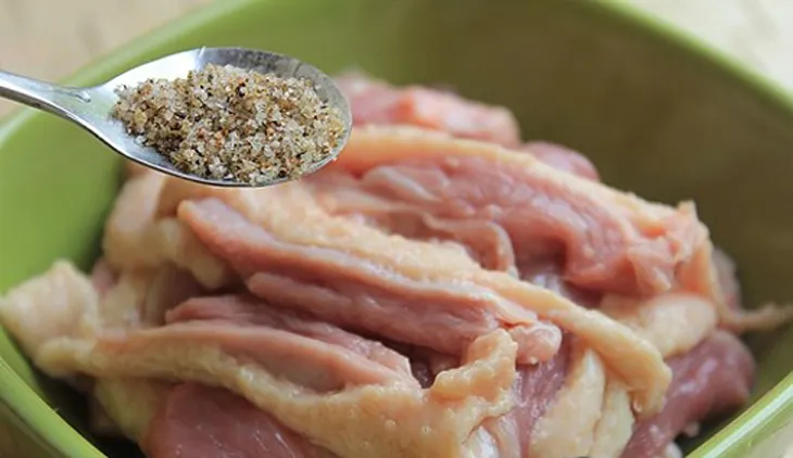 Sơ chế vịt để nấu món vịt nấu tiêu xanh