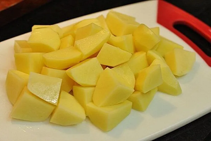 Sơ chế các nguyên liệu khác cho món vịt nấu tiêu xanh