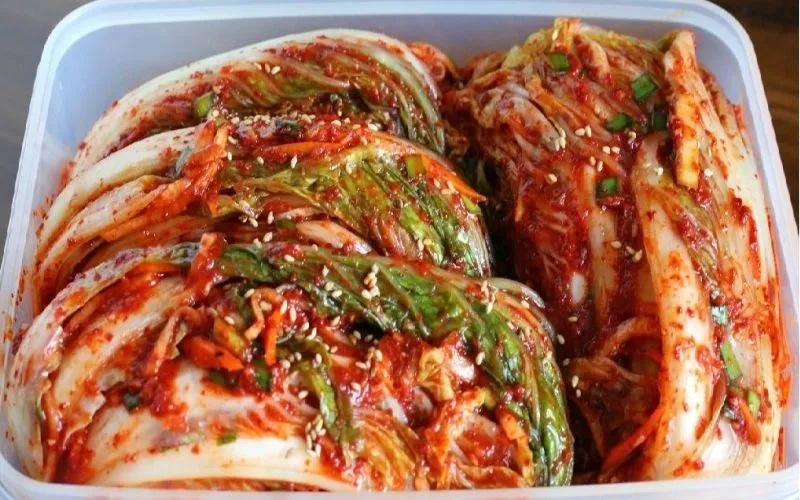 Thành phẩm kim chi cải thảo lên men tự nhiên với màu sắc đỏ rực hấp dẫn của ớt bột Hàn Quốc