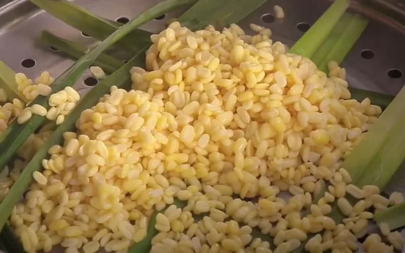 Sơ chế đậu xanh cà vỏ trước khi nấu chè