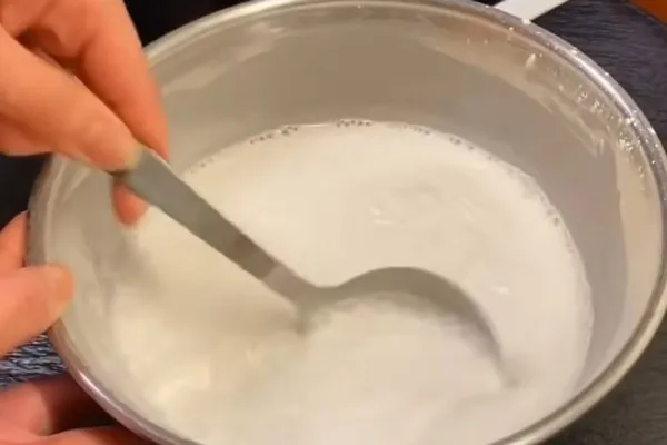 Hướng dẫn pha bột đúng tỉ lệ cho cách nấu bánh đúc lạc không vôi