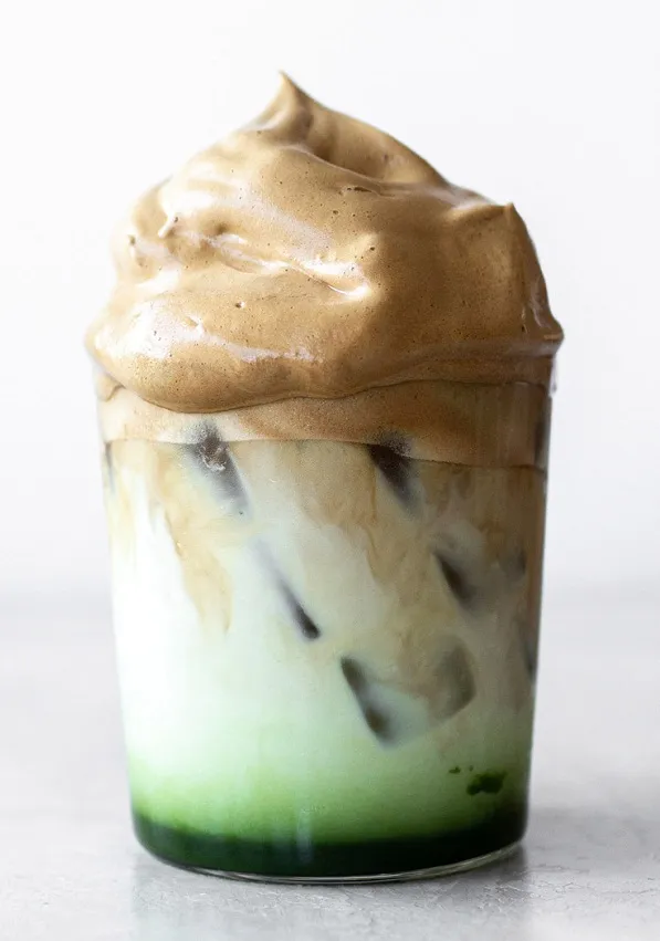 Sáng tạo đột phá với Matcha Dalgona Coffee đầy tính nghệ thuật tại bàn tiệc