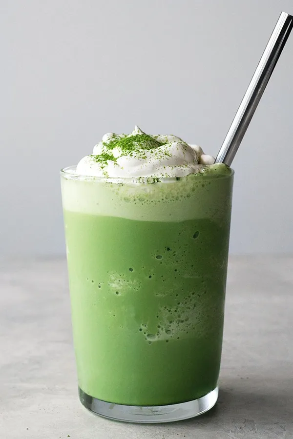Ly Matcha Frappuccino đá xay mịn màng phủ lớp kem tươi cực kỳ quyến rũ