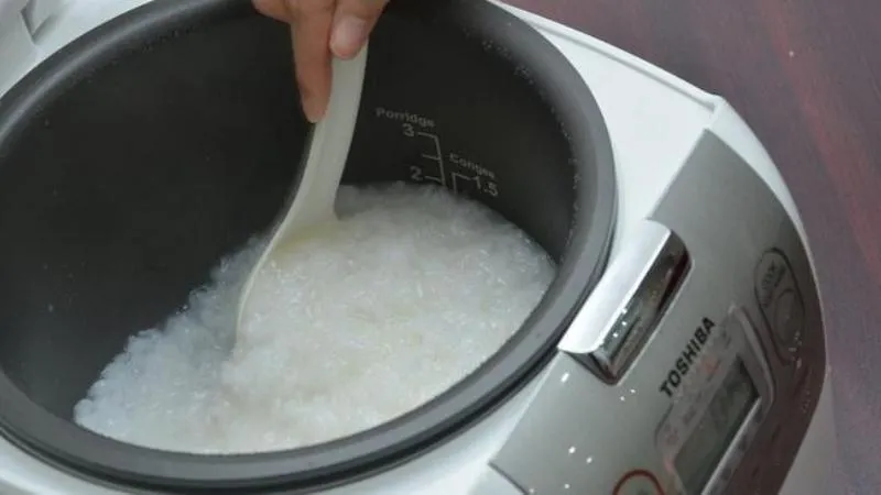 Tô cháo trắng nóng hổi với hạt gạo nở đều đẹp mắt được nấu từ nồi Toshiba