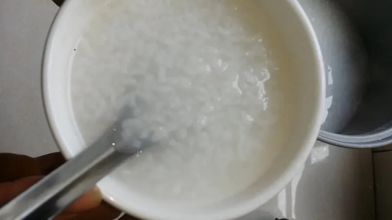 Trình bày bát cháo đẹp mắt cùng hành hoa và tiêu xay để kích thích vị giác