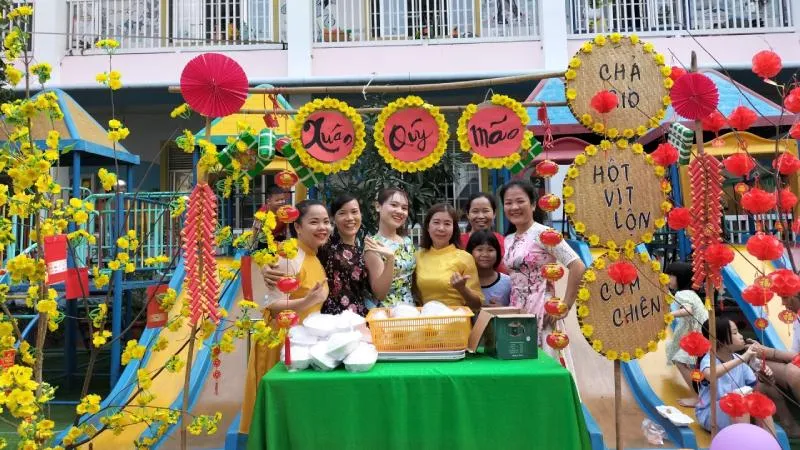 Trang trí gian hàng ẩm thực ngày Tết với màu sắc đặc trưng của ngày Tết