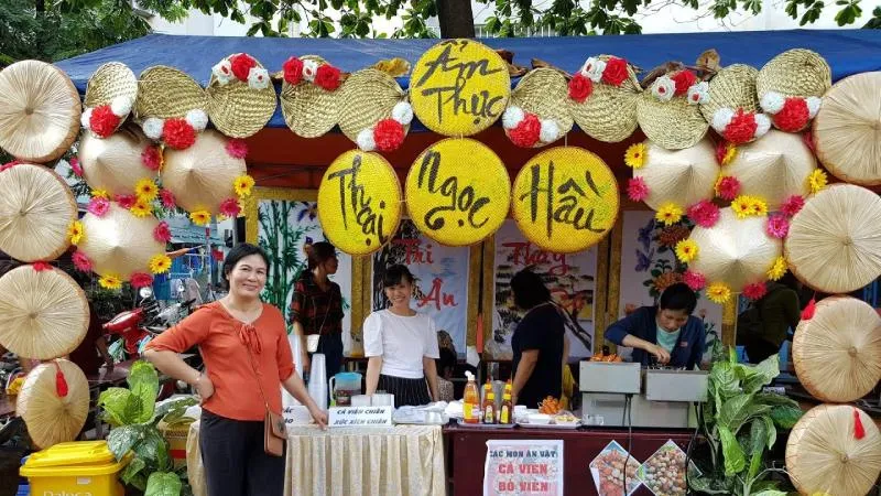 Sử dụng các vật liệu như tre, nứa, lá dừa, hoa tươi… để tạo nên một không gian gần gũi với thiên nhiên.