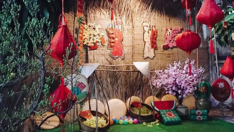 Trang trí gian hàng ẩm thực ngày Tết bằng đèn lồng và dây đèn