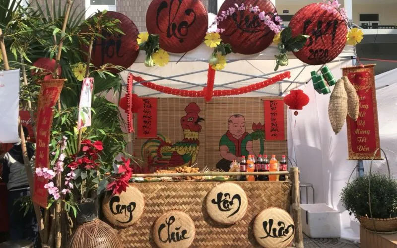 Trang trí gian hàng ẩm thực ngày Tết bằng tranh ảnh, câu đối